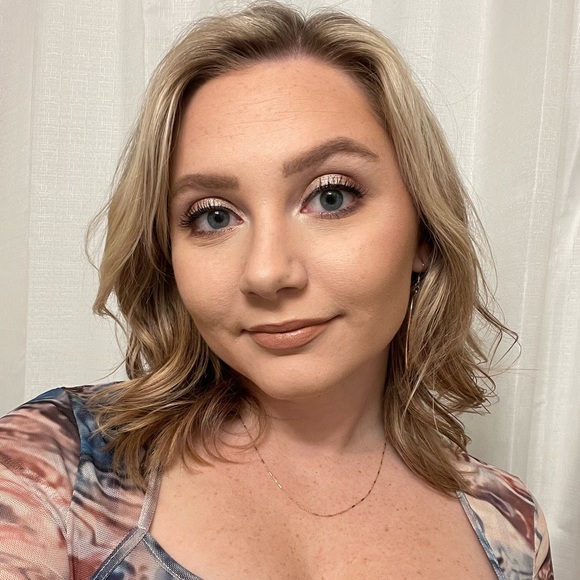 Meet your Posher, Caitlin - Picture 1 of 1